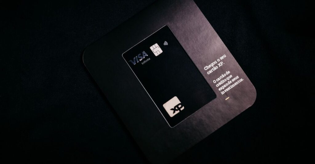 Eine schwarze Visa XP-Kreditkarte auf einem dunklen Hintergrund, die Finanzen und Sicherheit betont.