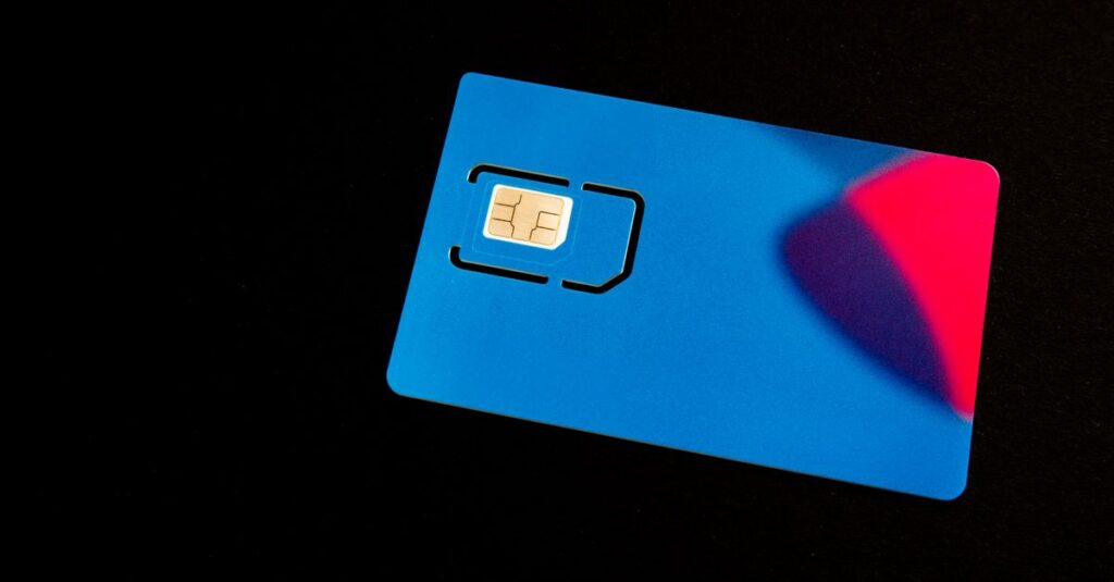 Eine blaue SIM-Karte auf dunklem Hintergrund mit leuchtend roten und violetten Akzenten.