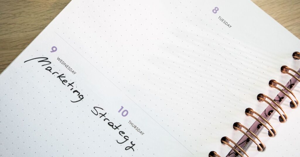 Detaillierter, spiralgebundener Planer mit Notizen zur Marketingstrategie. Perfekt für Zeitmanagement-Themen.
