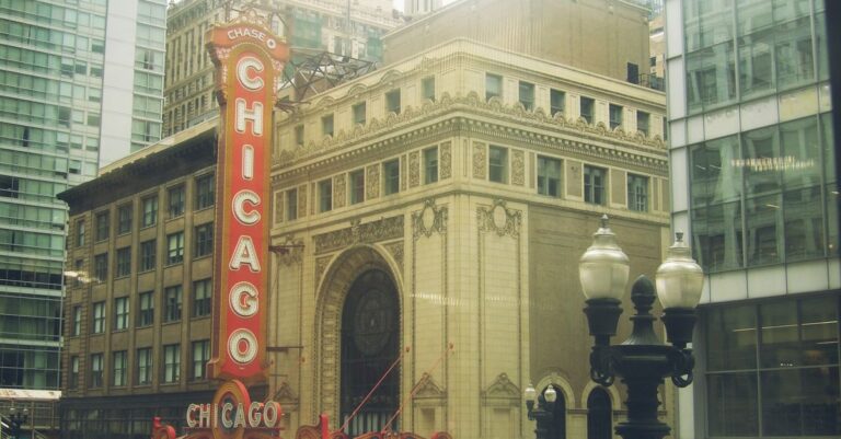 Das Marquee des Chicago Theaters in der Innenstadt, das architektonische Schönheit und urbanes Leben zeigt.