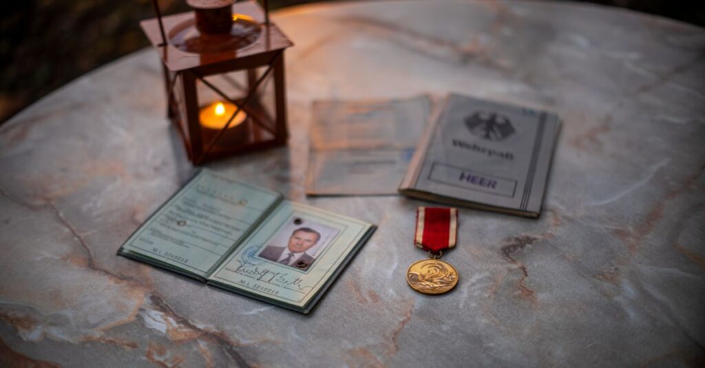 Eine Sammlung von Vintage-Militärerinnerungsstücken mit einer leuchtenden Laterne auf einem Steintisch.